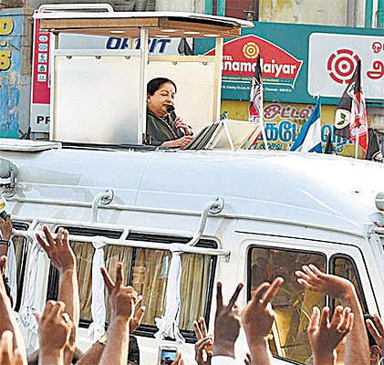 வீடு வீடாக படையெடுக்கும் வேட்பாளர்கள்: ஆர்.கே.நகரில் களைகட்டும் பிரச்சாரம்﻿