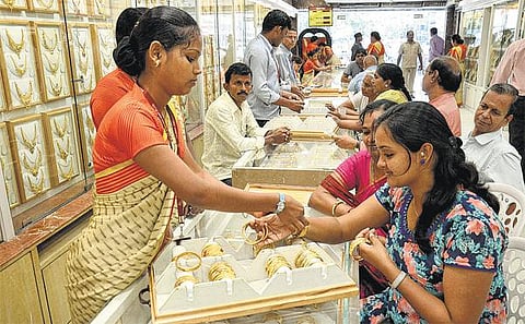 அட்சய திரிதியைக்கு நகை வாங்க மக்கள் ஆர்வம்﻿﻿: கடந்த ஆண்டைவிட விற்பனை குறைவு﻿ - தேர்தல் ஆணையம் கெடுபிடி காரணம் என கருத்து﻿﻿