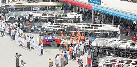 கலவரத்தில் கொளுத்தப்பட்ட பேருந்துகளை மக்களின் பார்வைக்கு வைத்த கர்நாடக அரசு﻿﻿