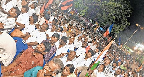 இன்று மாலையுடன் பிரச்சாரம் ஓய்கிறது﻿: 234  தொகுதிகளிலும் இறுதிகட்ட வாக்கு சேகரிப்பு﻿