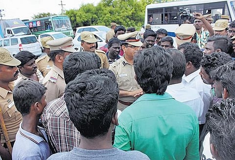 திருநெல்வேலியில் மறியலால் பதற்றம்: கலப்பு மணம் புரிந்தவரின் தங்கை கொலை﻿