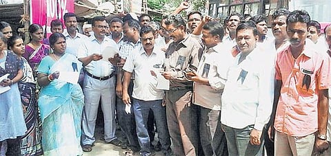 பாமக வேட்பாளரை கைது செய்யக் கோரி﻿ அரசு ஊழியர்கள் ஆர்ப்பாட்டம்﻿