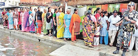 புதுச்சேரியில் அமைதியாக நடந்த தேர்தல்: மழையிலும் ஆர்வமுடன் வாக்களித்த மக்கள்