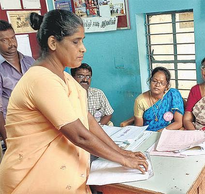 பார்வையற்றோருக்கு தனி வாக்குச் சாவடி﻿: பிரெய்லி முறையில் படித்து வாக்களித்தனர்﻿