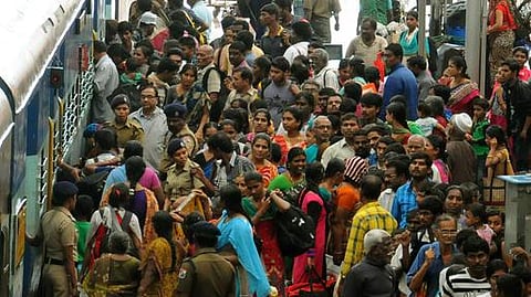 தமிழகத்தில் கனமழை காரணமாக விரைவு ரயில்கள் தாமதம்: பயணிகள் அவதி