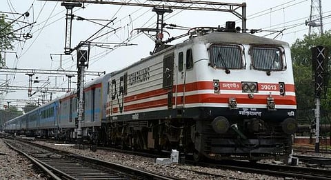 5 ஆண்டுகளில் 272 முறை அபாய சிக்னலை தாண்டிய விரைவு ரயில்கள்: பயணிகளின் பாதுகாப்புக்கு அச்சுறுத்தல்﻿ - வேலைச்சுமையால் சோர்வடையும் ரயில் ஓட்டுநர்கள்﻿