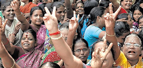 எப்படி ஊடுருவுகின்றன அதிமுக, திமுக?﻿