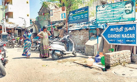 கழிவுநீர் கட்டமைப்பு இல்லாததால் குடியிருப்புகளில் தனி கழிப்பறை இல்லை﻿: கழிவுநீர் வெளியேற கால்வாய் அமைத்த மாநகராட்சி﻿﻿