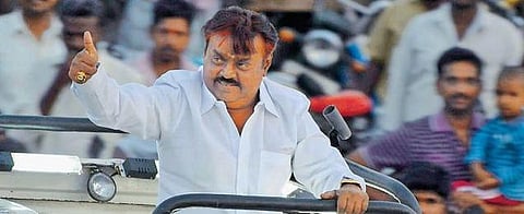 வாரந்தோறும் கிளைக் கழக கூட்டம் நடத்த மாவட்ட செயலாளர்களுக்கு உத்தரவு﻿﻿: ரசிகர் மன்ற பாணிக்கு திரும்பும் விஜயகாந்த்﻿﻿