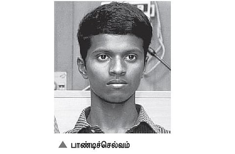 தெருவிளக்கு வெளிச்சத்தில் படித்து சாதித்த ஏழை மாணவர்﻿: அரசுப் பள்ளி ஆசிரியர்களின் ஊக்கத்தால் 489 மதிப்பெண்கள்