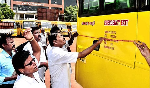 பள்ளி வாகனங்களில் ஆய்வு தொடக்கம்: 9 வாகனங்களுக்கு தகுதிச் சான்று மறுப்பு
