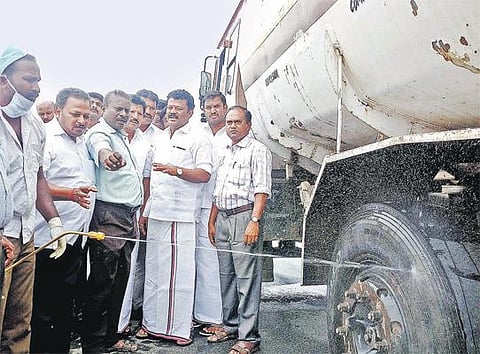 தமிழகத்தில் பறவைக் காய்ச்சல் பரவாமல் தடுக்க﻿ கர்நாடக வாகனங்கள் மீது மருந்து தெளிப்பு﻿