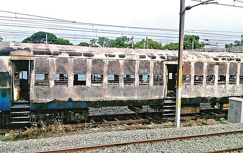 ஜோலார்பேட்டை, கரூர் அருகே பரபரப்பு﻿: திடீர் தீ விபத்தில் சிக்கி ரயில் பெட்டிகள் எரிந்து நாசம்﻿ - ரயில்கள் தாமதத்தால் பயணிகள் அவதி﻿