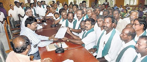 அனைத்து விவசாயக் கடன்களையும் தள்ளுபடி செய்ய கோரிக்கை﻿