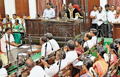 சென்னை மாநகராட்சி மன்ற கூட்டத்தில் முதல்வர் ஜெயலலிதாவுக்கு பாராட்டு﻿: வெளிநடப்பு செய்யாமல் அமைதி காத்த திமுக உறுப்பினர்கள்﻿