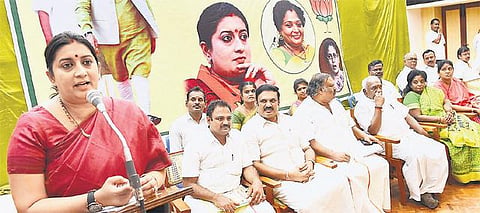 மத்திய அரசின் சாதனைகளை மக்களுக்கு தெரிவிக்க வேண்டும்﻿: பாஜகவினருக்கு ஸ்மிருதி இராணி வேண்டுகோள்﻿