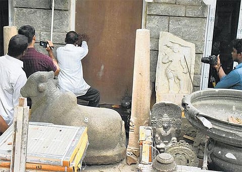 சாமி சிலைகள் கடத்தல் விசாரணை﻿: ஆயிரம் ஆண்டுகள் பழமையான 42 ஓவியங்கள் கண்டுபிடிப்பு﻿﻿ - சோழர் காலத்து சிலைகளும் கிடைத்துள்ளன﻿