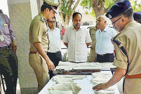 மதுராவில் நில ஆக்கிரமிப்பாளர்களுடன் போலீஸார் மோதல்: எஸ்.பி. உட்பட 24 பேர் பலி﻿- கலவரக்காரர்கள் 320 பேர் கைது