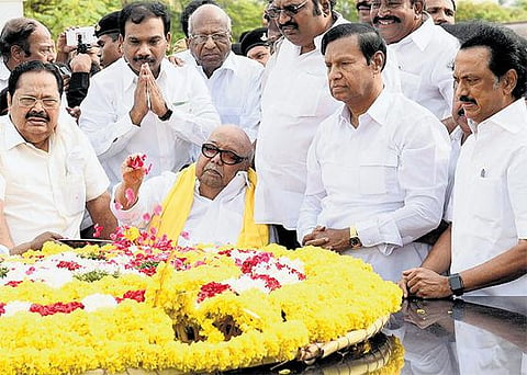 கருணாநிதியின் 93-வது பிறந்த நாள்﻿: அரசியல் கட்சித் தலைவர்கள், தொண்டர்கள் வாழ்த்து﻿ - பெரியார், அண்ணா நினைவிடத்தில் மரியாதை﻿