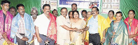 நூறு சதவீதம் தேர்ச்சிக்காக உழைத்த﻿ அரசு பள்ளி ஆசிரியர்களுக்கு தங்க மோதிரங்கள் பரிசு﻿: முதல் வகுப்பில் சேருவோருக்கு ரூ.10 ஆயிரம் வைப்பு நிதி﻿