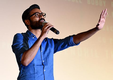 இளைய சூப்பர் ஸ்டார்- புகழாரத்தால் நெளிந்த தனுஷ்!
