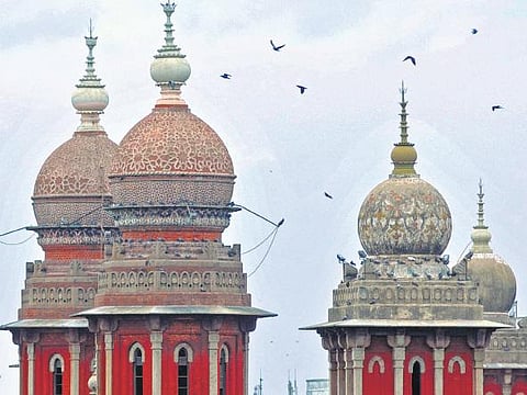 வேந்தர் மூவீஸ் மதன் மாயமானது குறித்து போலீஸ் நாளைக்குள் பதிலளிக்க வேண்டும்: சென்னை உயர் நீதிமன்றம் உத்தரவு