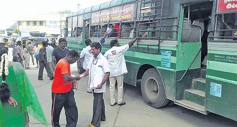 கோரிக்கைகளை வலியுறுத்தி﻿ 108 ஆம்புலன்ஸ் வாகன ஊழியர்கள் மக்களிடம் துண்டுப் பிரசுரம்﻿ வழங்கினர்