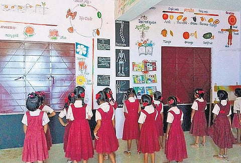 சுவர், ஜன்னல், கதவுகளும் பாடம் கற்பிக்கின்றன﻿: அரசுப் பள்ளி ஆசிரியர்கள் உருவாக்கிய ‘மாதிரி வகுப்பறை’﻿