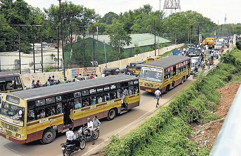திருச்சி மாநகரில் பல பகுதிகளில் போக்குவரத்து நெரிசலால் பொதுமக்கள் கடும் அவதி﻿