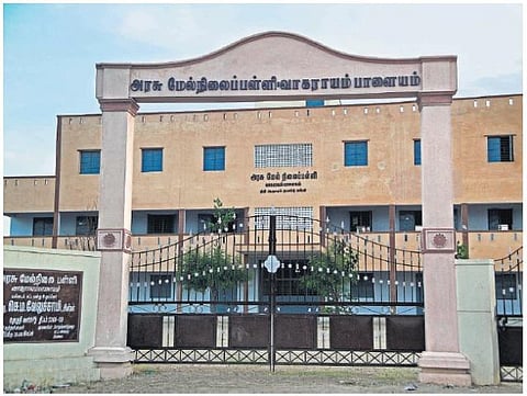 ஆசிரியர்கள் இல்லாததால் போராடும் அரசுப் பள்ளி: ‘வாட்ஸ் அப்’ மூலம் நிதி திரட்டும் முன்னாள் மாணவர்கள்﻿