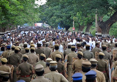 பணி நிரந்தரம் உள்ளிட்ட 3 கோரிக்கைகள் ஏற்பு﻿: என்எல்சி ஒப்பந்த தொழிலாளர் வேலைநிறுத்தம் தள்ளிவைப்பு﻿﻿
