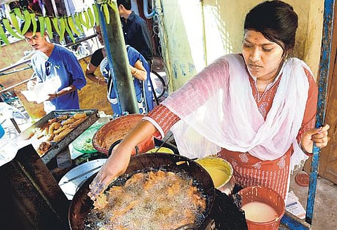 வானவில் பெண்கள்: தள்ளுவண்டிக் கடை என்னை கலெக்டராக்கும்!﻿