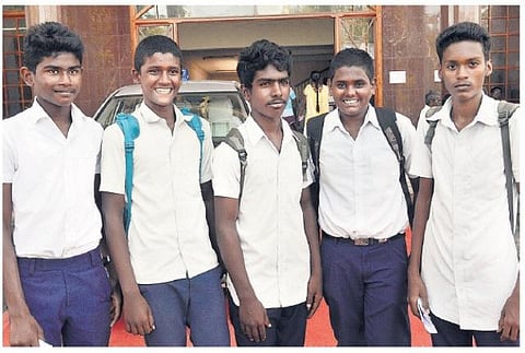 குறைந்த மதிப்பெண் எடுத்ததால் பள்ளியில் சேர்க்க மறுப்பு﻿: தூத்துக்குடி மாணவர்கள் குற்றச்சாட்டு﻿