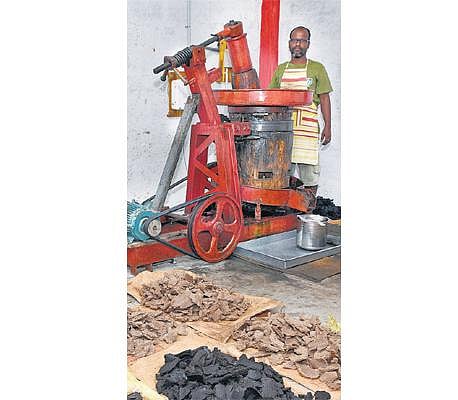 பாரம்பரிய முறையில் மர செக்கு எண்ணெய்﻿: இலவசமாக பயிற்சியளிக்கும் சகோதரர்கள்