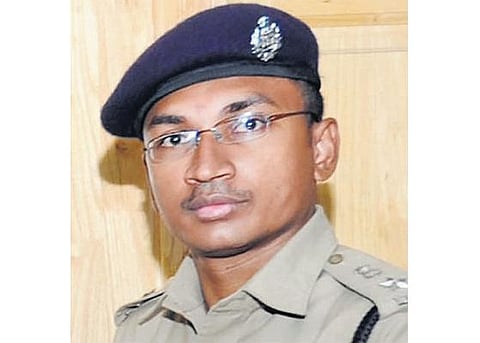 11 போலீஸ் அதிகாரிகள் இடமாற்றத்தை தொடர்ந்து﻿ விருதுநகர் எஸ்.பி.க்கும் கட்டாய விடுப்பு﻿: மாவட்ட காவல் துறையில் பரபரப்பு﻿