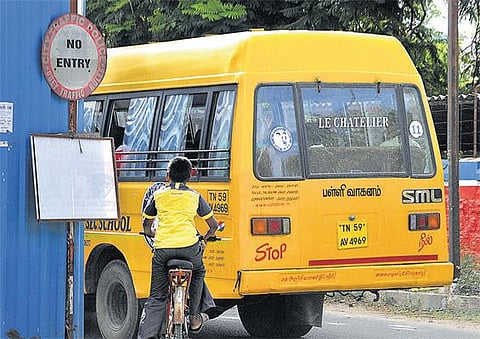 மதுரையில் விதிமீறும் பள்ளி வாகனங்களால் விபத்துகள் அதிகரிக்கும் அபாயம்﻿
