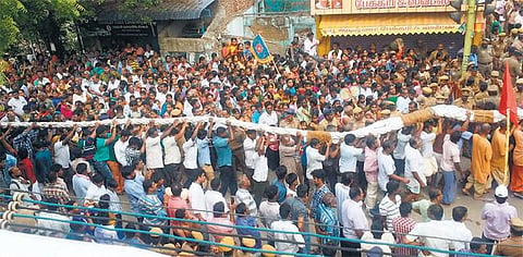 ‘ஆரூரா தியாகேசா’ பக்தி முழக்கத்துடன்﻿ திருவாரூரில் ஆழித் தேரோட்டம்﻿: லட்சக்கணக்கான பக்தர்கள் பங்கேற்பு﻿