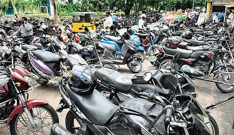 வாகன நெரிசலில் சிக்கித் தவிக்கும் தலைமைச் செயலக வளாகம்﻿: முறையான வாகன நிறுத்தம் வருமா?