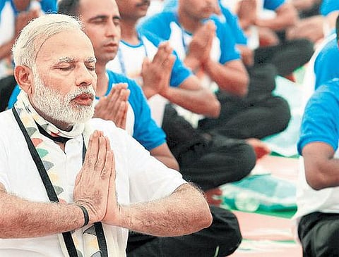 யோகா தின நிகழ்ச்சியில் பிரதமர் மோடியுடன் செல்ஃபி﻿