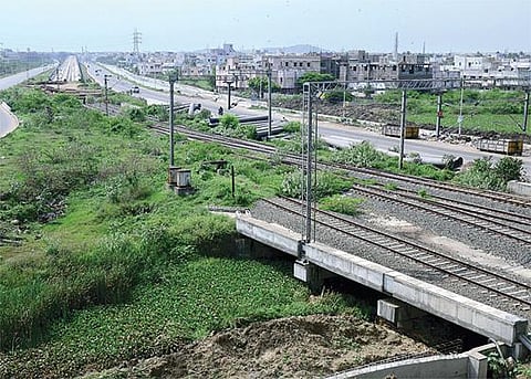500 மீட்டர் நிலப்பிரச்சினை காரணமாக பறக்கும் ரயில் திட்டப்பணி 6 ஆண்டுகளாக தேக்கம்