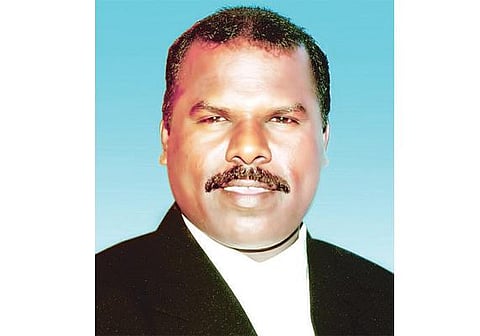 சாலையில் பொதுமக்கள் கண் எதிரே வழக்கறிஞர் வெட்டிக் கொலை﻿: உறவினர்கள் 2 மணி நேரம் மறியல்; வியாசர்பாடியில் தொடர்ந்து பதற்றம்﻿