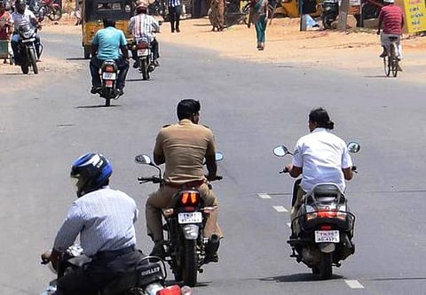 தலைக்கவசம் அணியாதவர்கள் மீது நடவடிக்கை எடுக்காதது ஏன்?﻿ - அரசுக்கு உயர் நீதிமன்றம் கேள்வி﻿