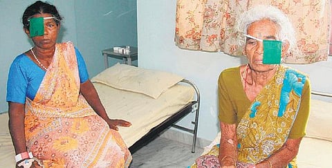 மேட்டூர் அரசு மருத்துவமனையில் கண்புரை அறுவை சிகிச்சை செய்த 16 பேருக்கு பார்வை பறிபோனது﻿﻿