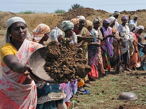 100 நாள் வேலை திட்டத்தில் 235 கோடி மனித வேலை நாட்களுக்கு பணி: மத்திய அரசு தகவல்