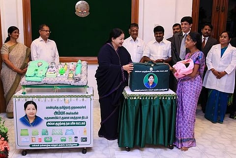 5.20 லட்சம் தாய்மார்களுக்கு அம்மா குழந்தைகள் நல பரிசுப் பெட்டகம்: சுகாதாரத்துறை தகவல்