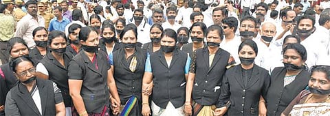 வாயில் கருப்பு துணி கட்டி வழக்கறிஞர்கள் போராட்டம்﻿