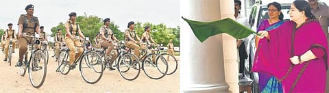 சென்னையில் ரோந்துப் பணிக்காக﻿ போலீஸாருக்கு நவீன வசதிகளுடன்﻿ இருசக்கர வாகனங்கள், சைக்கிள்கள்﻿﻿: முதல்வர் ஜெயலலிதா வழங்கினார்﻿﻿