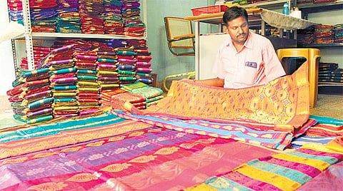 பட்டுக்குச் சவால்விடும் மலிவு விலை சேலைகள்!﻿