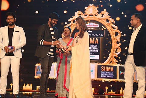 விருது மேடையில் நயன்தாரா - விக்னேஷ் சிவன் பரஸ்பரம் பாராட்டு