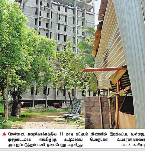 மவுலிவாக்கம் 11 மாடி கட்டிட இடிப்புக்கான முன்னேற்பாடு: கட்டுமானப் பொருட்களை அப்புறப்படுத்தும் பணி தீவிரம்